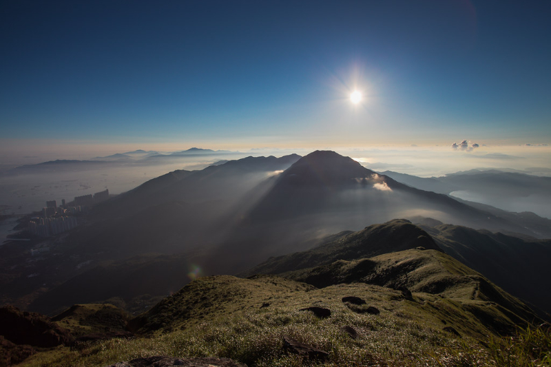 ലാന്റൗ കൊടുമുടിയിലേക്കുള്ള കയറ്റം - Lantau Peak | Secret World Trip Planner