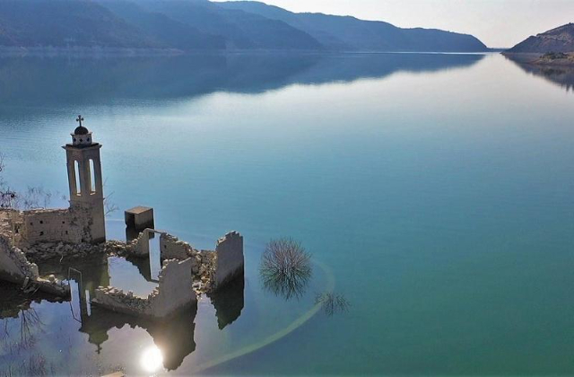 La sommersione stagionale della chiesa di San Nicola ad Alassa — Alassa