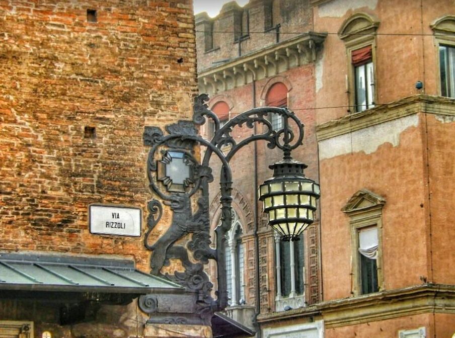 Bolonia y la lámpara del bebé - Bologna | Secret World Trip Planner