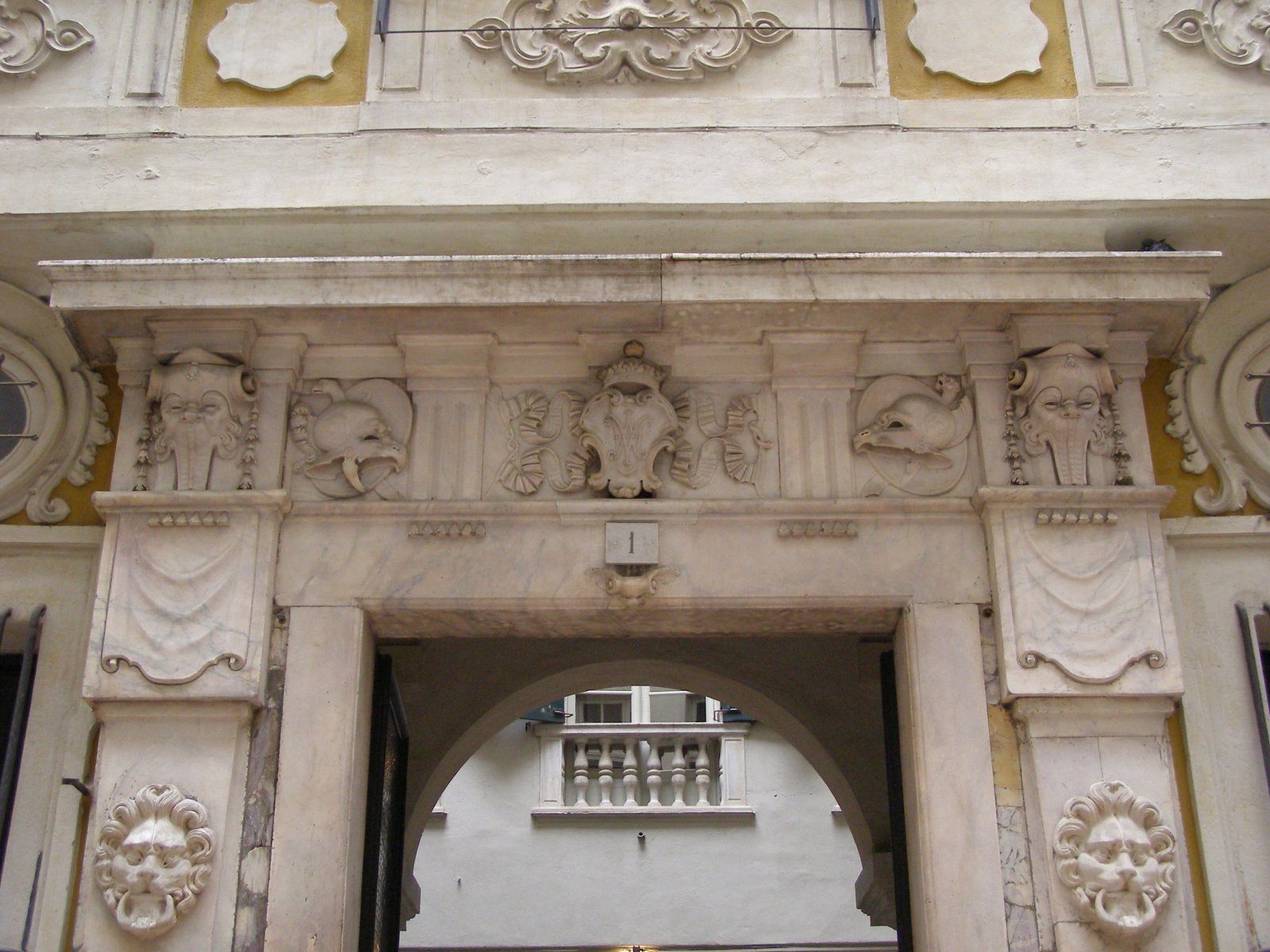 El antiguo palacio se encuentra en un área de construcción adquirida en la subasta de 1551 y es - Genova | Secret World Trip Planner
