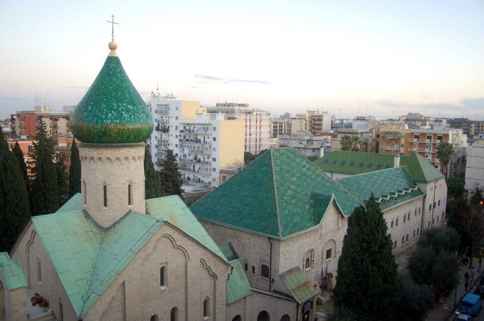 La iglesia rusa de Bari, con su típica cúpula verde, se destaca en el Ca - Bari | Secret World Trip Planner