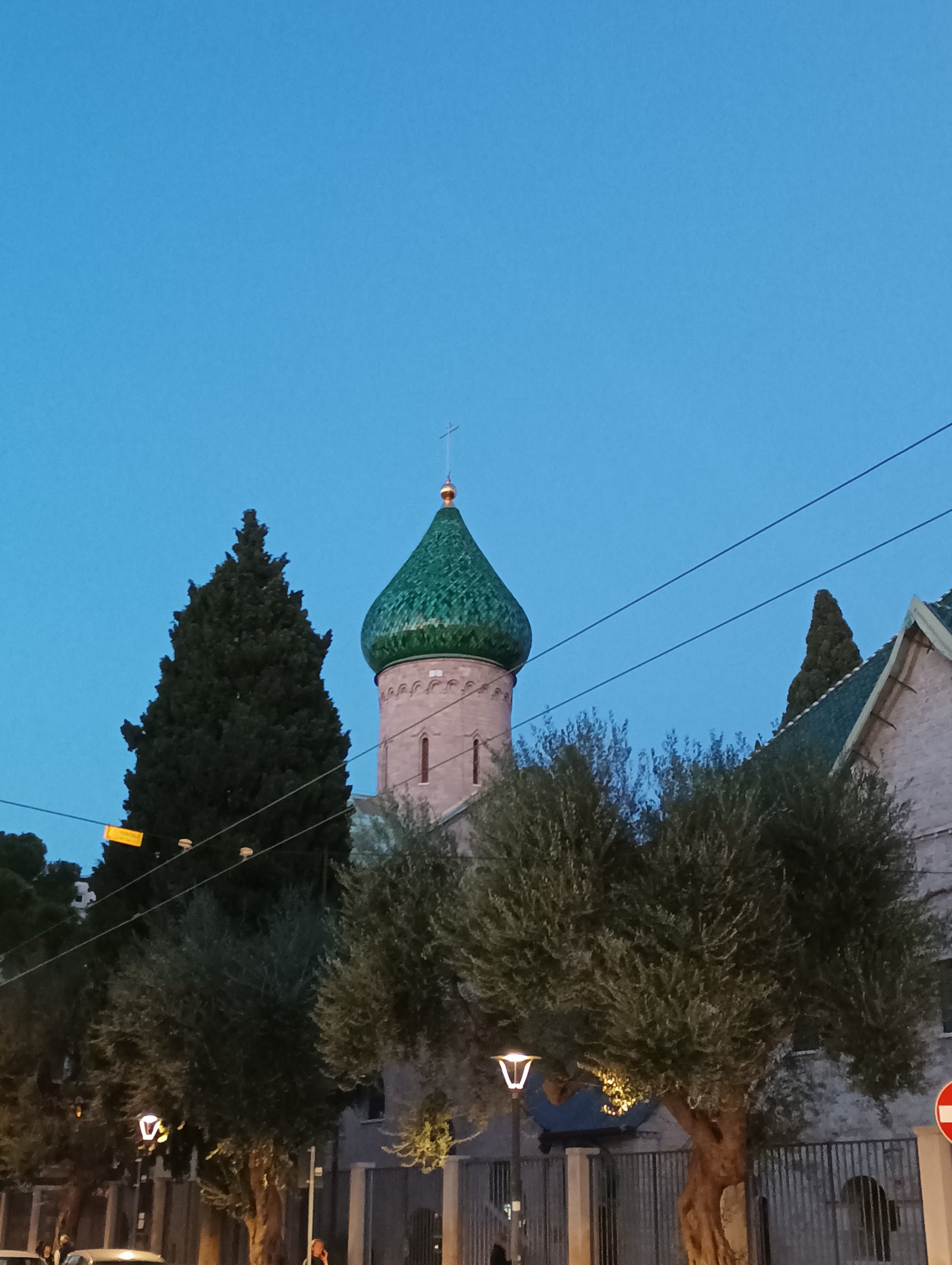 La iglesia rusa de Bari, con su típica cúpula verde, se destaca en el Ca - Bari | Secret World Trip Planner
