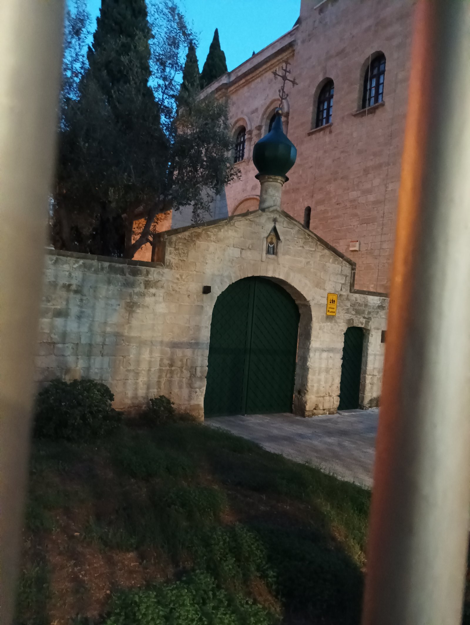 La iglesia rusa de Bari, con su típica cúpula verde, se destaca en el Ca - Bari | Secret World Trip Planner
