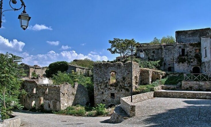 Rione Fossi, el fantasma de la ciutat, a les Muntanyes Dauni - Accadia | Secret World Trip Planner
