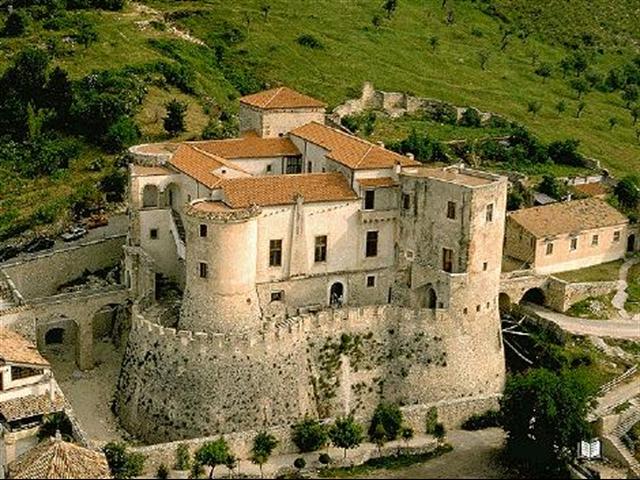 Castillo de Pandone - Cerro al Volturno IS | Secret World Trip Planner