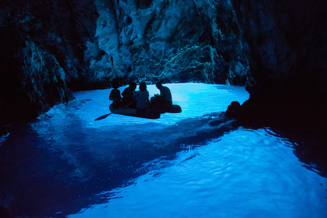 La Gruta Azul en Capri es uno de los principales atractivos de Italia para la increíblemente vibrante - Torino | Secret World Trip Planner