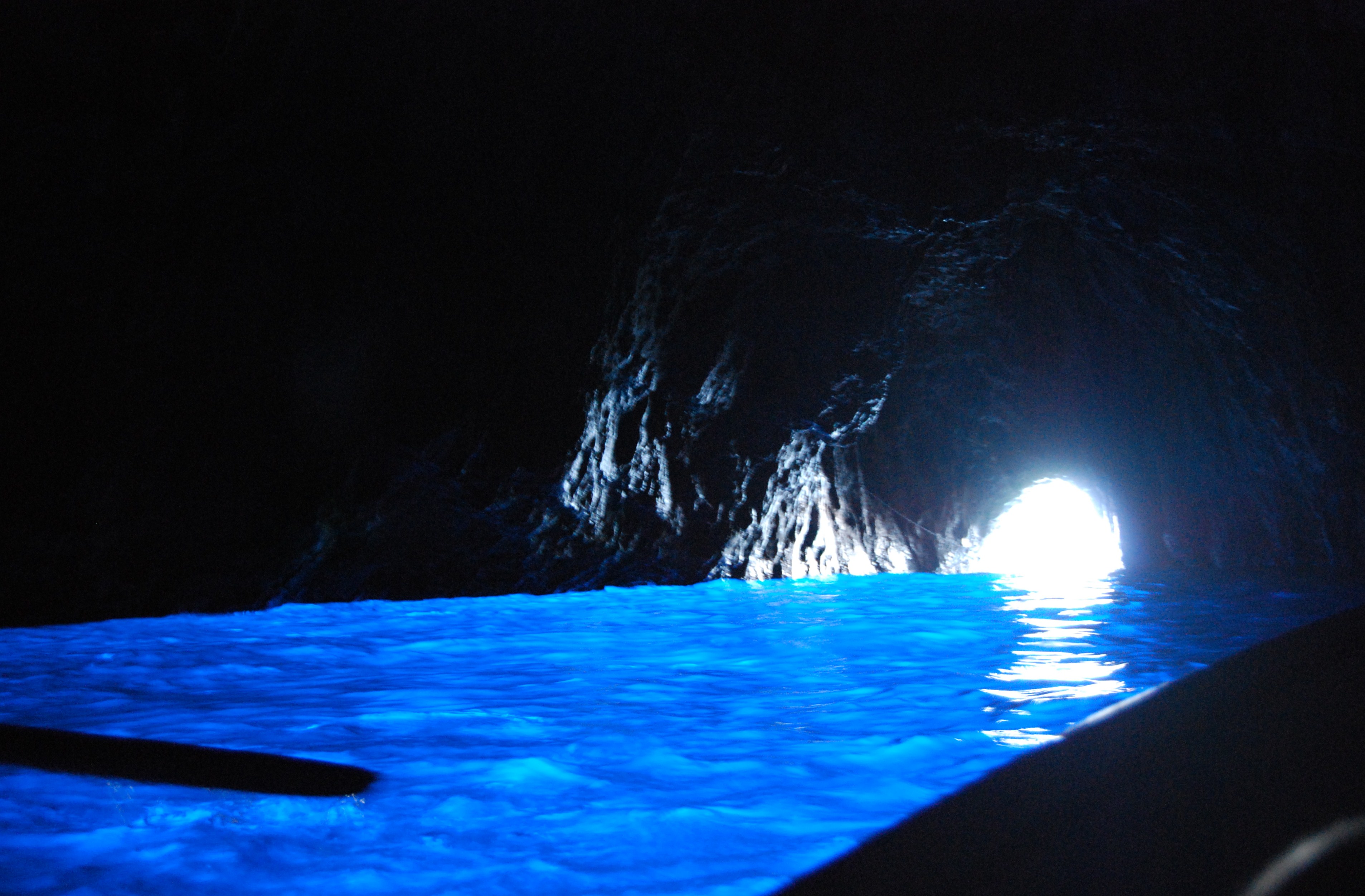 La Gruta Azul en Capri es uno de los principales atractivos de Italia para la increíblemente vibrante - Torino | Secret World Trip Planner