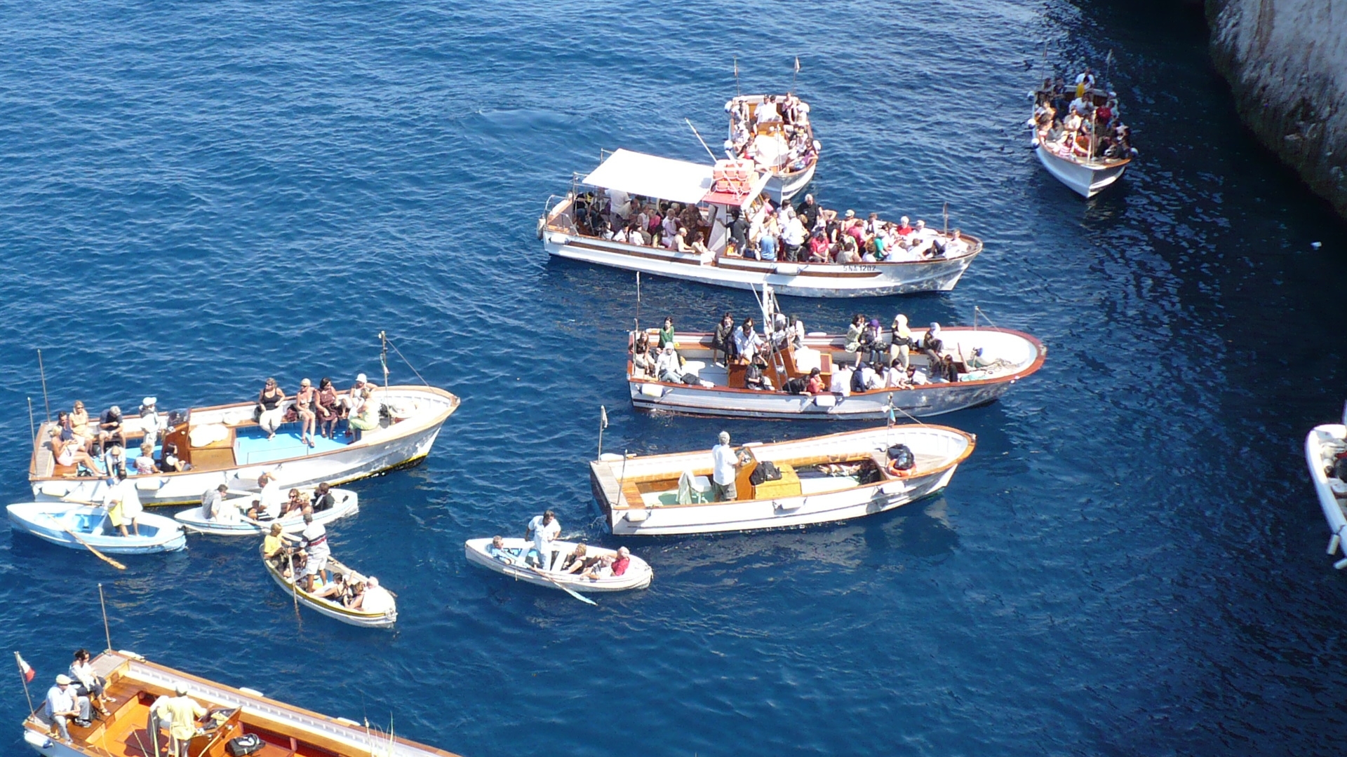 La Gruta Azul en Capri es uno de los principales atractivos de Italia para la increíblemente vibrante - Torino | Secret World Trip Planner