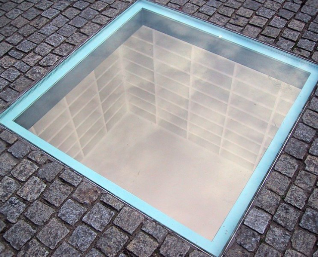 Bebelplatz e Memoriale del rogo del libro - Berlin | Secret World Trip Planner