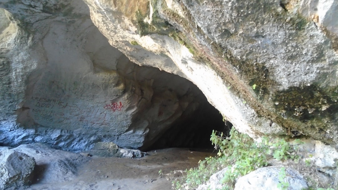 Templarska špilja ili špilja Dickwaskura - Bassiano | Secret World Trip Planner