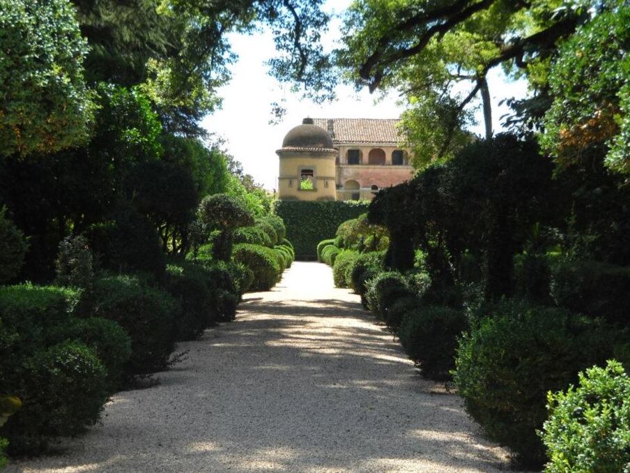 Encantat Jardins: Villa Porfidia - Recale | Secret World Trip Planner