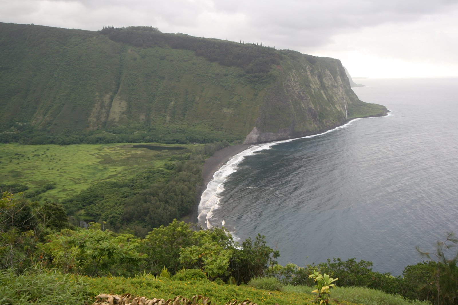 Waipi'o Valley and its black sand beach - Waipio Valley | Secret World Trip Planner