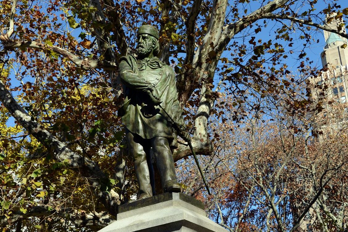 La estatua de Garibaldi en el parque de Washington Square... - New York | Secret World Trip Planner