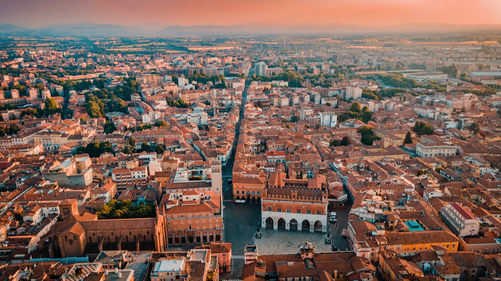 Piacenza / טיפוס לכיפת הקתדרלה - Piacenza | Secret World Trip Planner