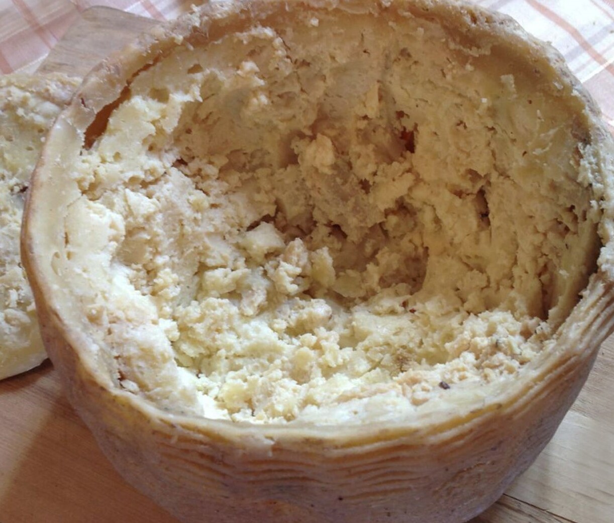 Pecorino marcetto (juga dipanggil cacio marcetto) - Castel del Monte | Secret World Trip Planner