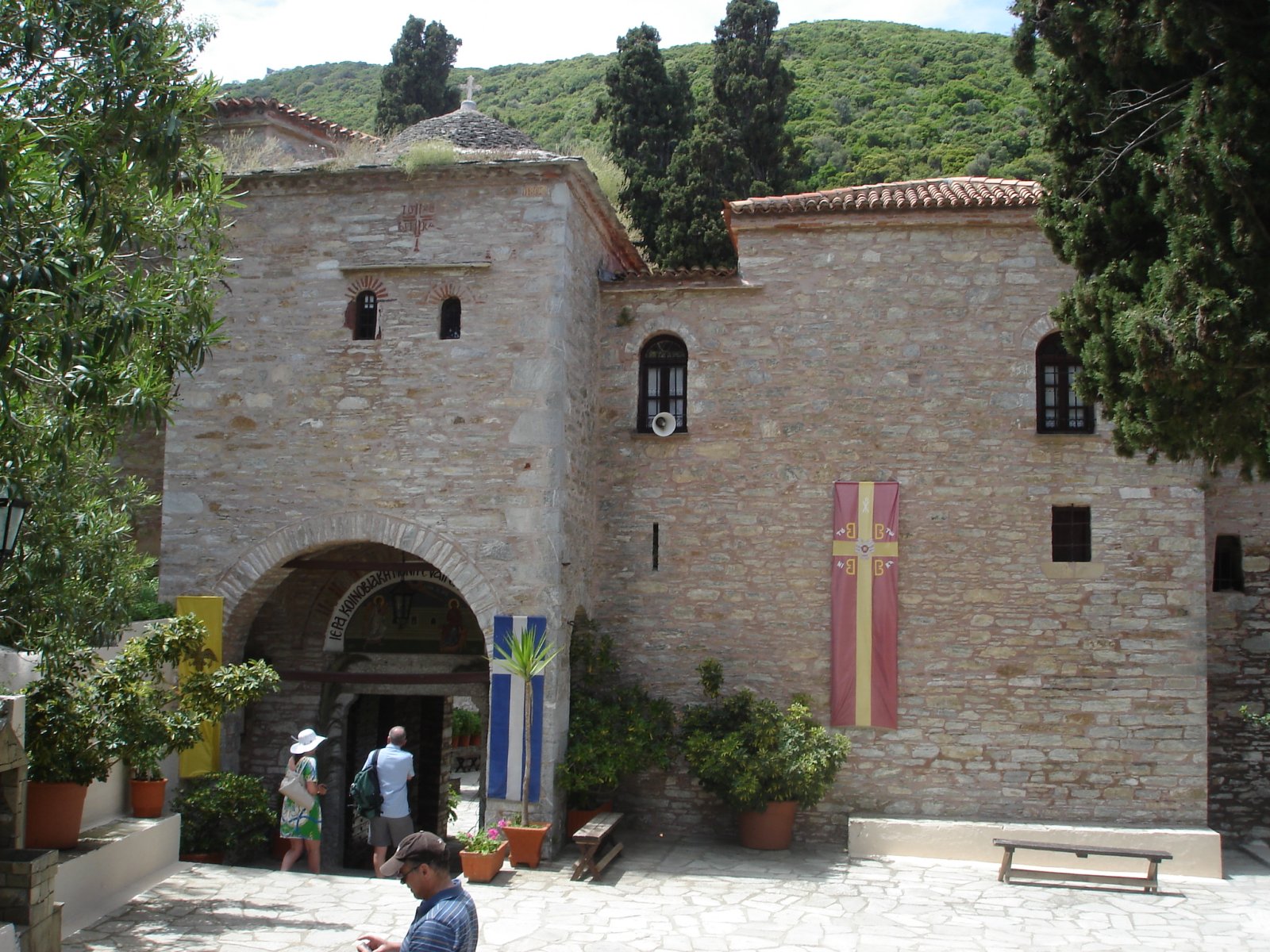 Klasztor Panagias Ewangelistria i flaga grecka - Moni Evaggelistrias | Secret World Trip Planner