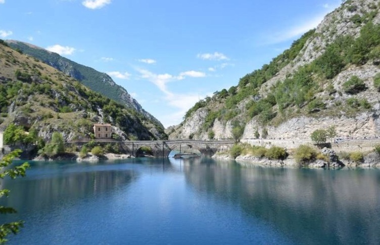 Lago San Domenico su agua es de color esmeralda - Abruzzo | Secret World Trip Planner